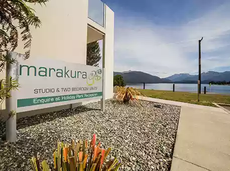 Marakura Deluxe Motel units with view over a calm Lake Te Anau